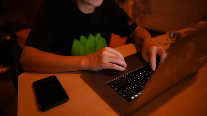 一位疲憊的男性在辦公室加班，表情顯得壓力大