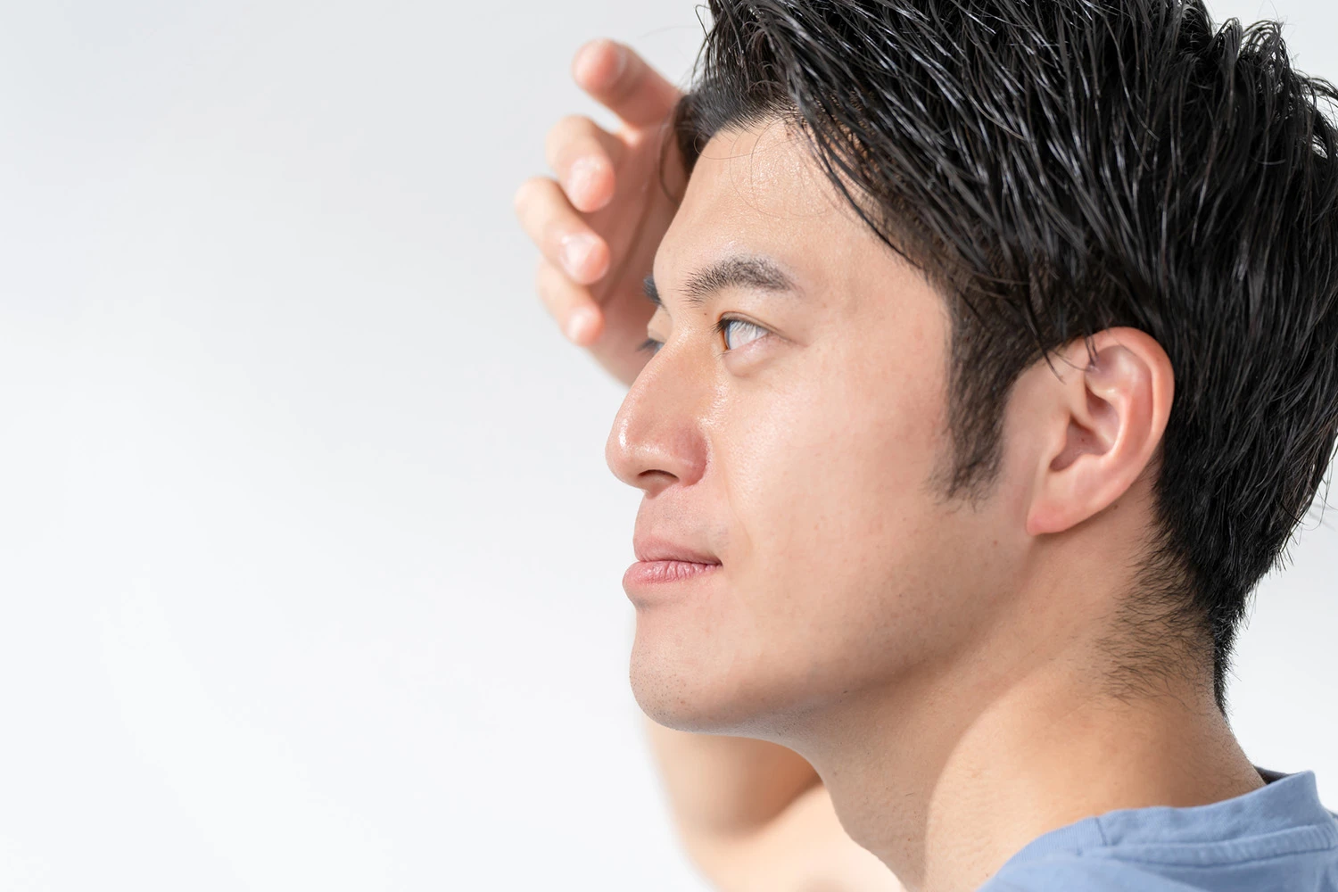 一位看起來充滿自信的男士，頭髮濃密